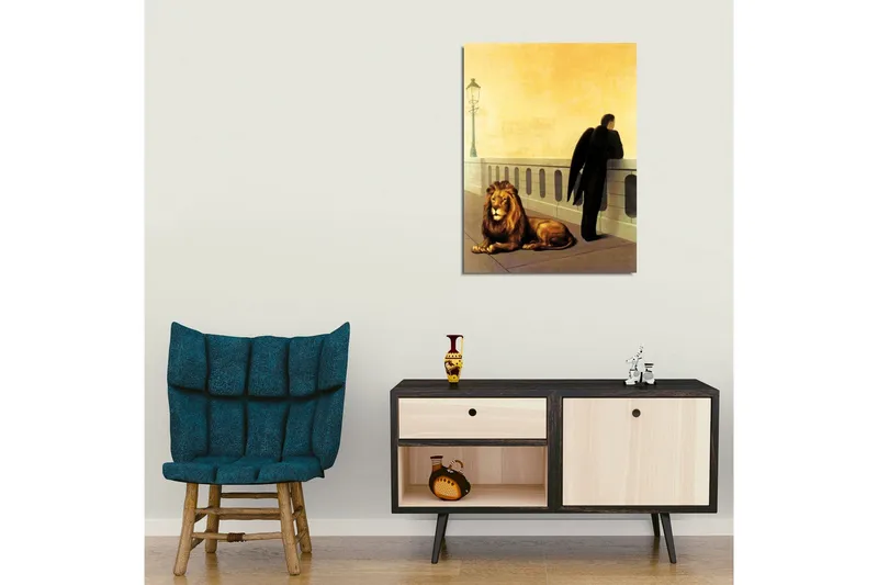 Canvastavla - Mörkklädd man med vingar som står vid en räcke, med en lejon som ligger ned bredvid honom - Guld / Svart / Brun - Inredning - Tavlor & konst - Canvastavlor