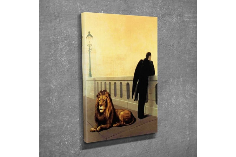 Canvastavla - Mörkklädd man med vingar som står vid en räcke, med en lejon som ligger ned bredvid honom - Guld / Svart / Brun - Inredning - Tavlor & konst - Canvastavlor