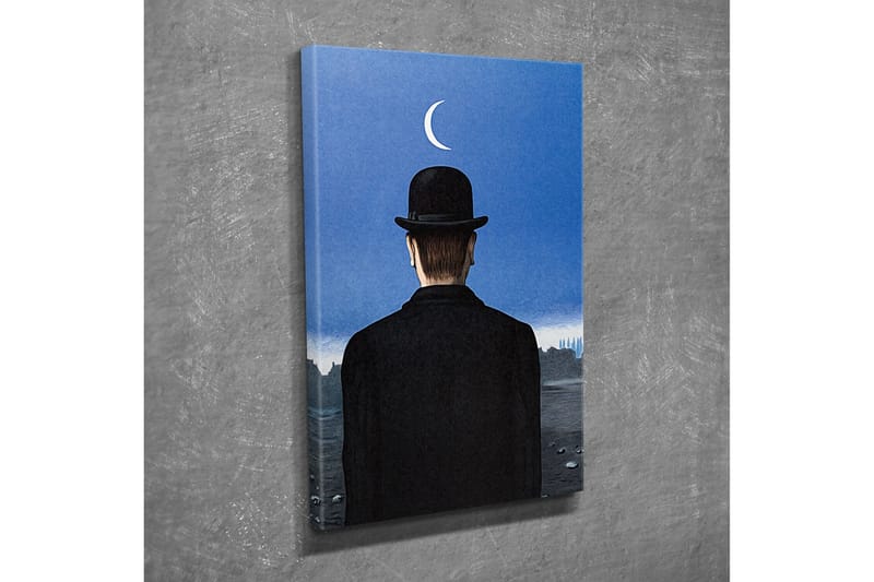 Canvastavla - Man i svart hatt som blickar ut över en landskap med en halvmåne på himlen - Mörkblå / Svart - Inredning - Tavlor & konst - Canvastavlor