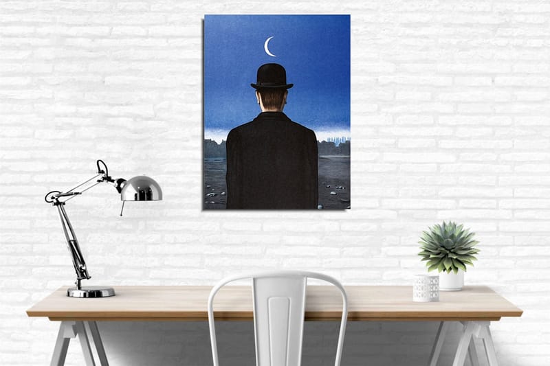Canvastavla - Man i svart hatt som blickar ut över en landskap med en halvmåne på himlen - Mörkblå / Svart - Inredning - Tavlor & konst - Canvastavlor