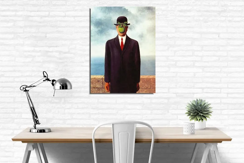 Canvastavla - Mannen med äpple framför ansiktet i kostym och hatt - Mörkblå / Grön / Svart - Inredning - Tavlor & konst - Canvastavlor