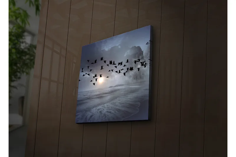 Canvastavla med LED-belysning 28x28 cm - Flock av fåglar som flyger över en dimmig havslandskap - Mörkblå / Grå / Vit - Inredning - Tavlor & konst - Canvastavlor
