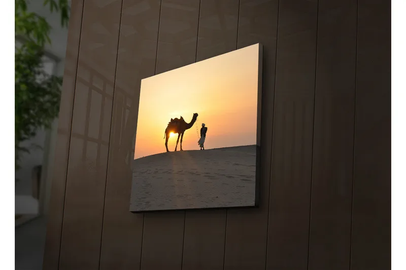 Canvastavla med LED-belysning 28x28 cm - Kamel och människa i solnedgång på sanddyner - Orange / Gul / Svart - Inredning - Tavlor & konst - Canvastavlor