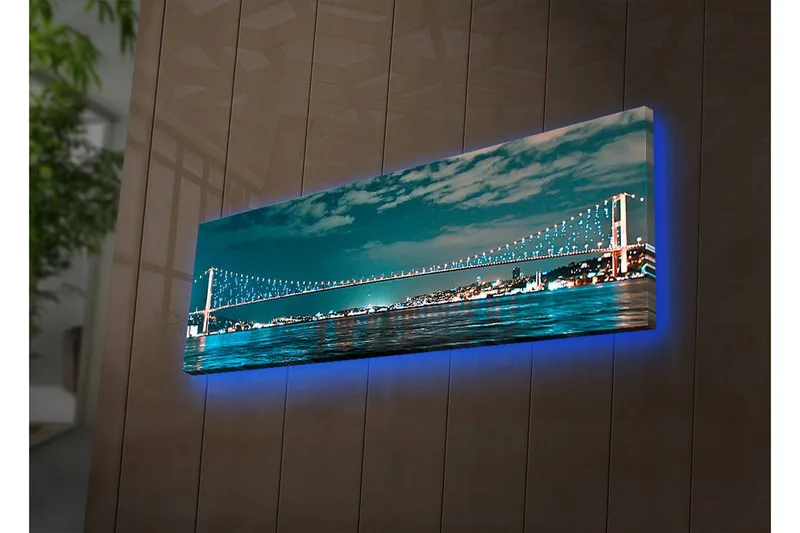 Canvastavla med LED-belysning 30x90 cm - Bro över en stilla vattenyta med stadsljus i bakgrunden - Mörkblå / Turkos / Ljusgrön - Inredning - Tavlor & konst - Canvastavlor