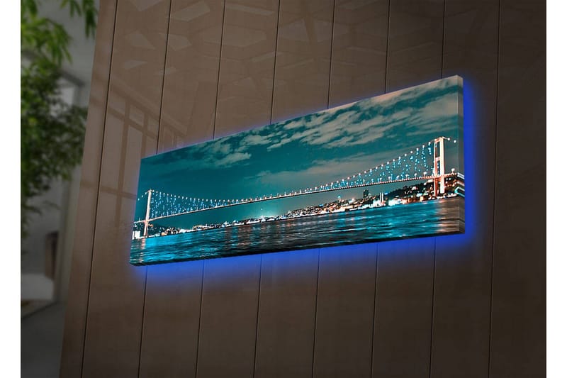 Canvastavla med LED-belysning 30x90 cm - Bro över en stilla vattenyta med stadsljus i bakgrunden - Mörkblå / Turkos / Ljusgrön - Inredning - Tavlor & konst - Canvastavlor