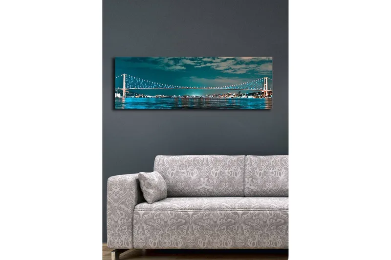 Canvastavla med LED-belysning 30x90 cm - Bro över en stilla vattenyta med stadsljus i bakgrunden - Mörkblå / Turkos / Ljusgrön - Inredning - Tavlor & konst - Canvastavlor