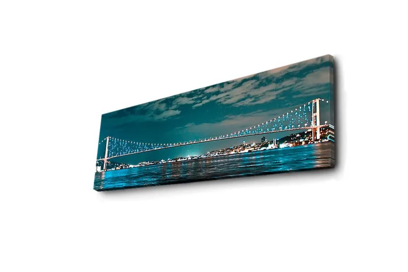 Canvastavla med LED-belysning 30x90 cm - Bro över en stilla vattenyta med stadsljus i bakgrunden - Mörkblå / Turkos / Ljusgrön - Inredning - Tavlor & konst - Canvastavlor