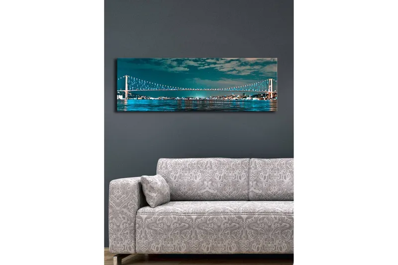 Canvastavla med LED-belysning 30x90 cm - Bro över en stilla vattenyta med stadsljus i bakgrunden - Mörkblå / Turkos / Ljusgrön - Inredning - Tavlor & konst - Canvastavlor