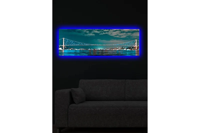 Canvastavla med LED-belysning 30x90 cm - Bro över en stilla vattenyta med stadsljus i bakgrunden - Mörkblå / Turkos / Ljusgrön - Inredning - Tavlor & konst - Canvastavlor