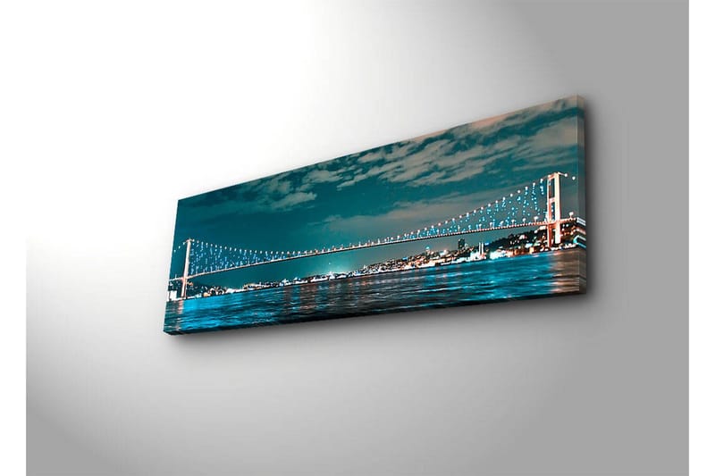 Canvastavla med LED-belysning 30x90 cm - Bro över en stilla vattenyta med stadsljus i bakgrunden - Mörkblå / Turkos / Ljusgrön - Inredning - Tavlor & konst - Canvastavlor