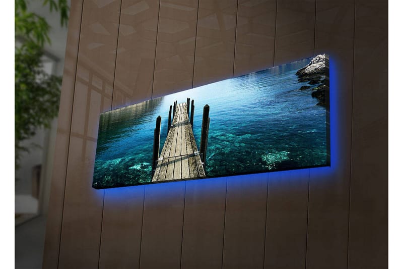 Canvastavla med LED-belysning 30x90 cm - Brygga som sträcker sig ut över klart vatten, Blå / Grön / Brun