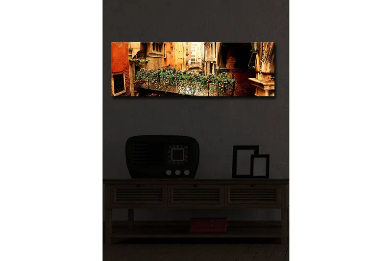 Canvastavla med LED-belysning 30x90 cm - Charmig balkong med blommor i en venetiansk gränd - Terrakotta / Grön / Rosa - Inredning - Tavlor & konst - Canvastavlor