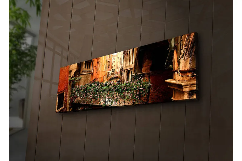 Canvastavla med LED-belysning 30x90 cm - Charmig balkong med blommor i en venetiansk gränd - Terrakotta / Grön / Rosa - Inredning - Tavlor & konst - Canvastavlor