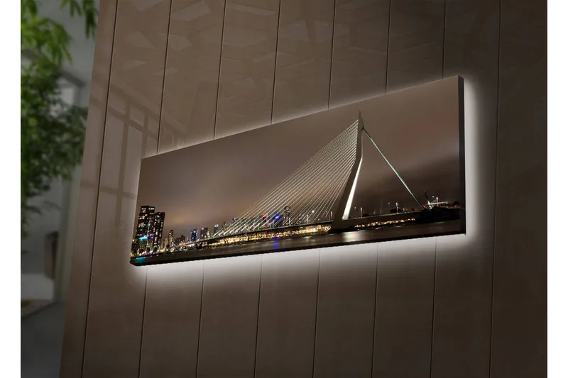 Canvastavla med LED-belysning 30x90 cm - Modern brokonstruktion med stadssilhuett i bakgrunden - Mörkblå / Grå / Vit - Inredning - Tavlor & konst - Canvastavlor