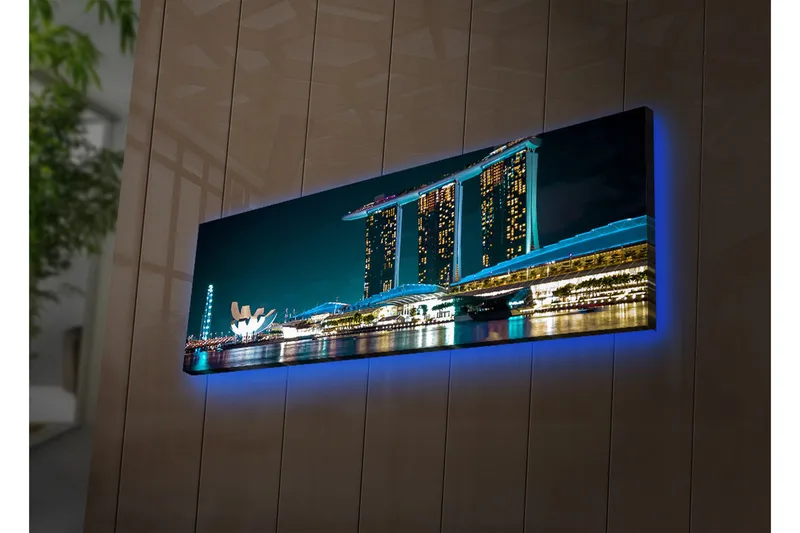 Canvastavla med LED-belysning 30x90 cm - Modern stadslandskap med futuristiska byggnader vid vattenytan, Mörkblå / Ljusblå / Vit