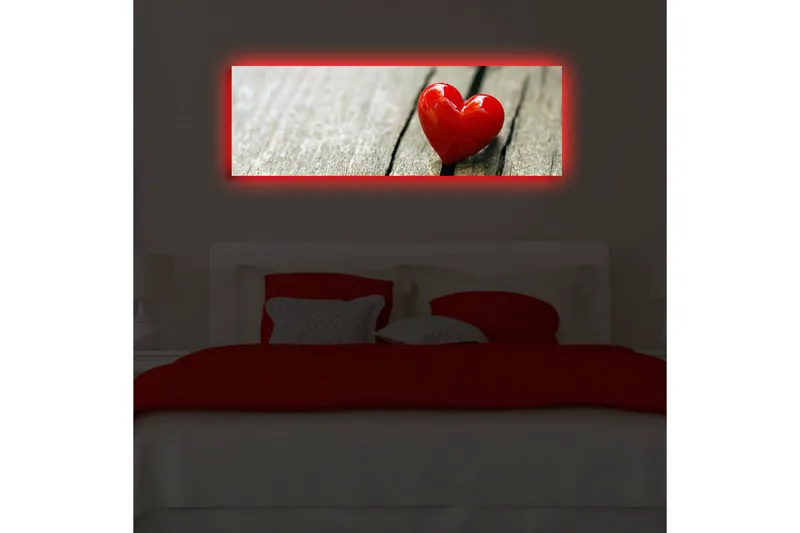 Canvastavla med LED-belysning 30x90 cm - Röd hjärtformad dekoration på en träyta - Röd / Brun - Inredning - Tavlor & konst - Canvastavlor