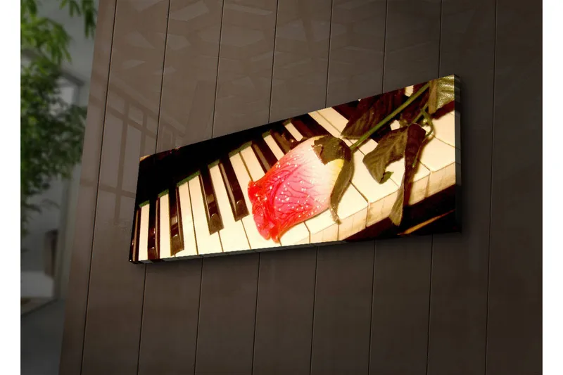 Canvastavla med LED-belysning 30x90 cm - Röd ros på ett piano med svarta och vita tangenter - Röd / Svart / Vit - Inredning - Tavlor & konst - Canvastavlor