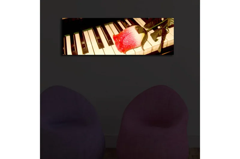 Canvastavla med LED-belysning 30x90 cm - Röd ros på ett piano med svarta och vita tangenter - Röd / Svart / Vit - Inredning - Tavlor & konst - Canvastavlor