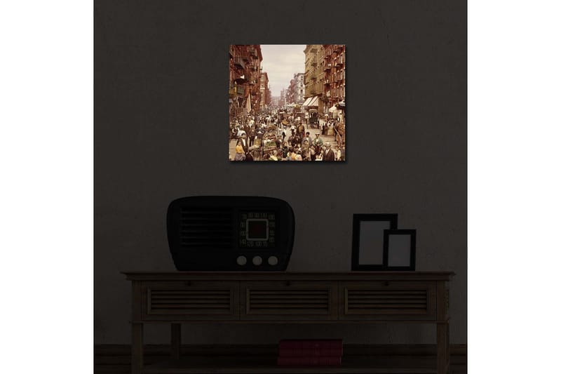 Canvastavla med LED-belysning 40x40 cm - Livlig gata med människor och marknadsstånd - Brun / Beige / Grön - Inredning - Tavlor & konst - Canvastavlor
