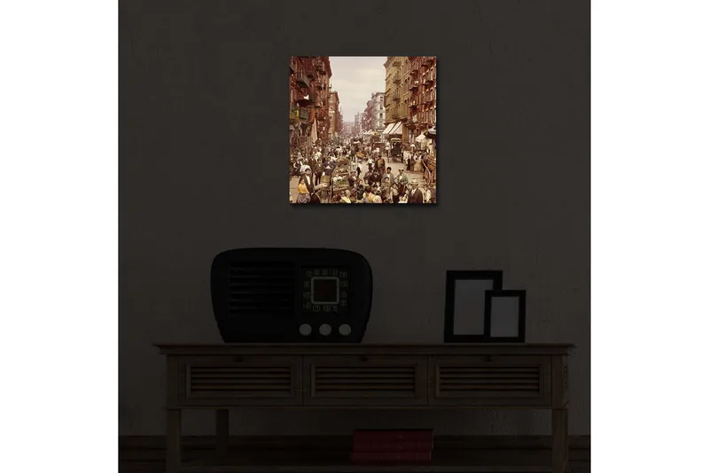 Canvastavla med LED-belysning 40x40 cm - Livlig gata med människor och marknadsstånd - Brun / Beige / Grön - Inredning - Tavlor & konst - Canvastavlor