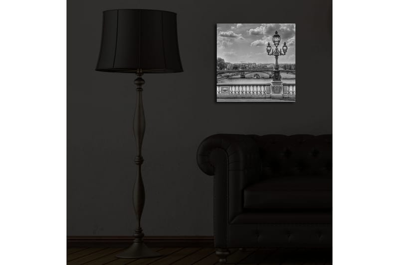 Canvastavla med LED-belysning 40x40 cm - Svartvit stadsbild med en elegant gatulampa vid en bro - Svart / Vitt / Grått - Inredning - Tavlor & konst - Canvastavlor