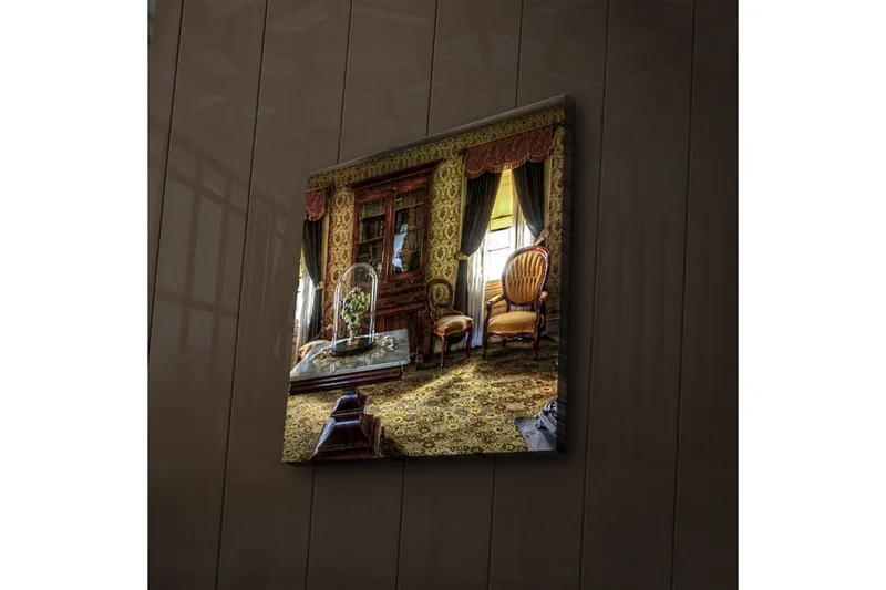 Canvastavla med LED-belysning 40x40 cm - Välkomnande inredning med antika möbler och blommor under glasmonter - Guld / Brun / Grön - Inredning - Tavlor & konst - Canvastavlor