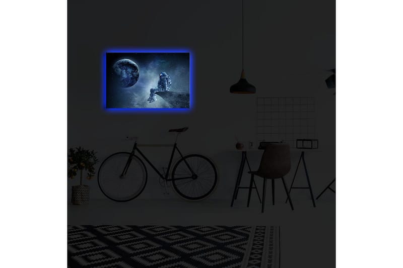 Canvastavla med LED-belysning 45x70 cm - Astronaut som sitter på en klippa och blickar ut mot jorden i rymden - Mörkblå / Grå / Vit - Inredning - Tavlor & konst - Canvastavlor