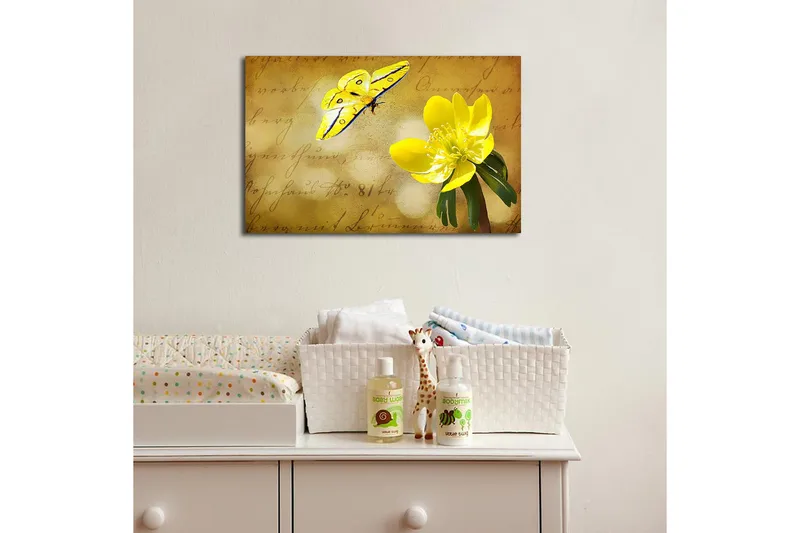 Canvastavla med LED-belysning 45x70 cm - Färgglad fjäril och blomma på en mjukt tonad bakgrund - Gul / Grön / Beige - Inredning - Tavlor & konst - Canvastavlor