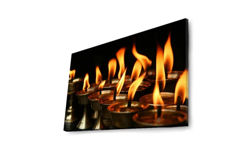 Canvastavla med LED-belysning 45x70 cm - Flammor från oljelampor som sprider värme och ljus - Orange / Guld / Svart - Inredning - Tavlor & konst - Canvastavlor