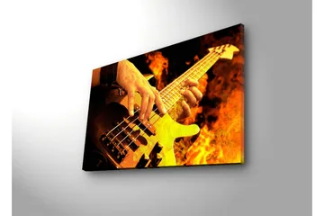 Canvastavla med LED-belysning 45x70 cm - Gitarrist som spelar en elbas omgiven av eldiga flammor - Orange / Svart / Gult - Inredning - Tavlor & konst - Canvastavlor