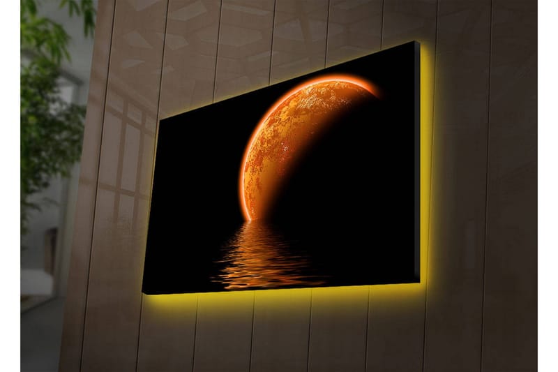 Canvastavla med LED-belysning 45x70 cm - Glödande planet som speglas i en mörk vattenyta, Orange / Svart