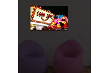 Canvastavla med LED-belysning 45x70 cm - Ljus och färgglad skylt med texten CORN DOGS och en snurrande karusell i bakgrunden - Röd / Gul / Blå - Inredning - Tavlor & konst - Canvastavlor