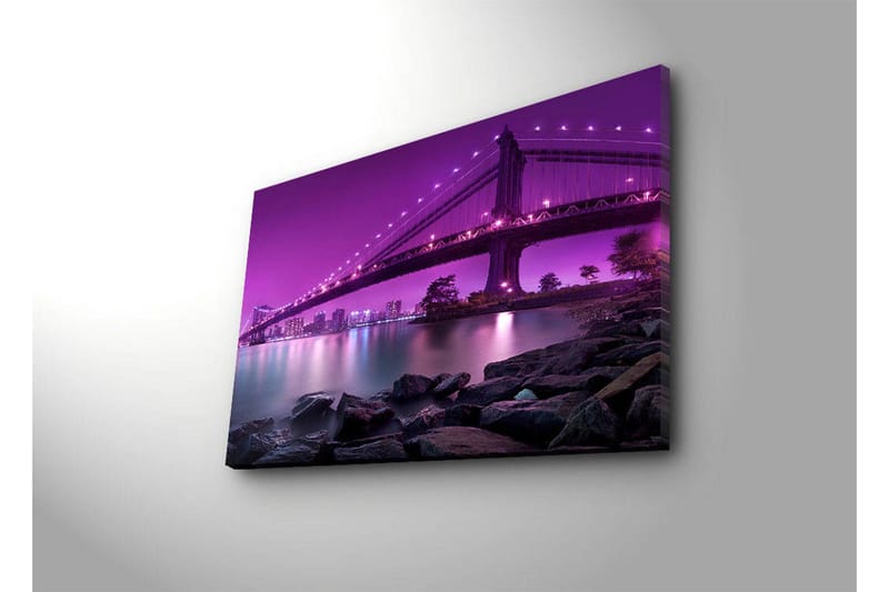 Canvastavla med LED-belysning 45x70 cm - Ljuslila bro som sträcker sig över en stilla vattenyta - Ljuslila / Mörkgrå / Svart - Inredning - Tavlor & konst - Canvastavlor