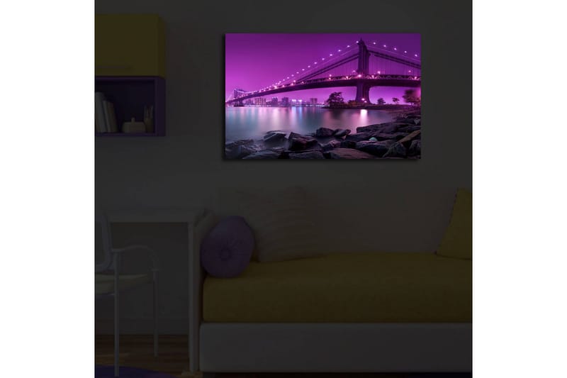 Canvastavla med LED-belysning 45x70 cm - Ljuslila bro som sträcker sig över en stilla vattenyta - Ljuslila / Mörkgrå / Svart - Inredning - Tavlor & konst - Canvastavlor