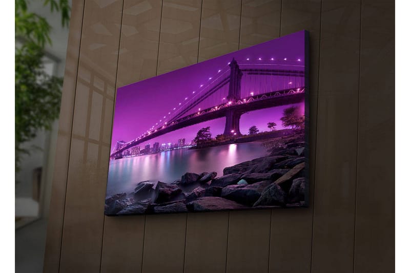Canvastavla med LED-belysning 45x70 cm - Ljuslila bro som sträcker sig över en stilla vattenyta, Ljuslila / Mörkgrå / Svart
