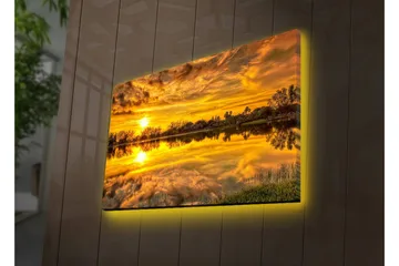 Canvastavla med LED-belysning 45x70 cm - Solnedgång över en spegelblanka sjö med omgivande träd och grönska - Guld / Orange / Grön - Inredning - Tavlor & konst - Canvastavlor