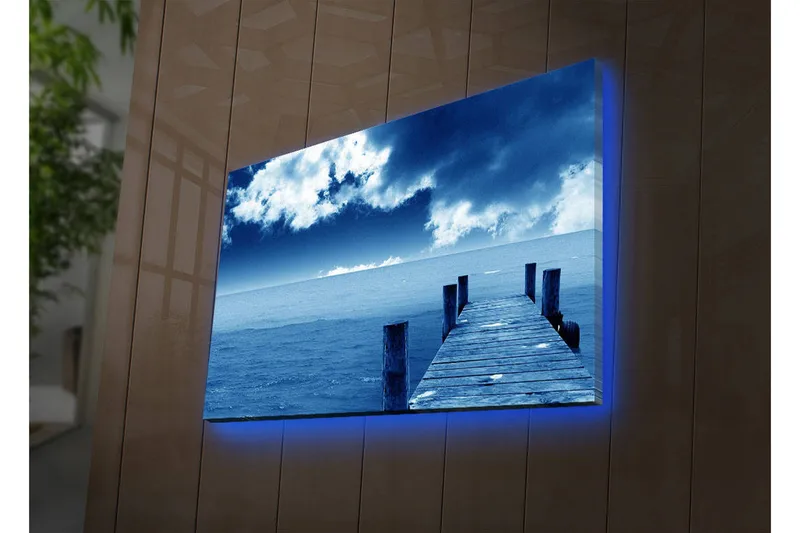 Canvastavla med LED-belysning 45x70 cm - Stilleben av en brygga som sträcker sig ut över ett blått hav under en dramatisk himmel, Blå / Grå / Vit
