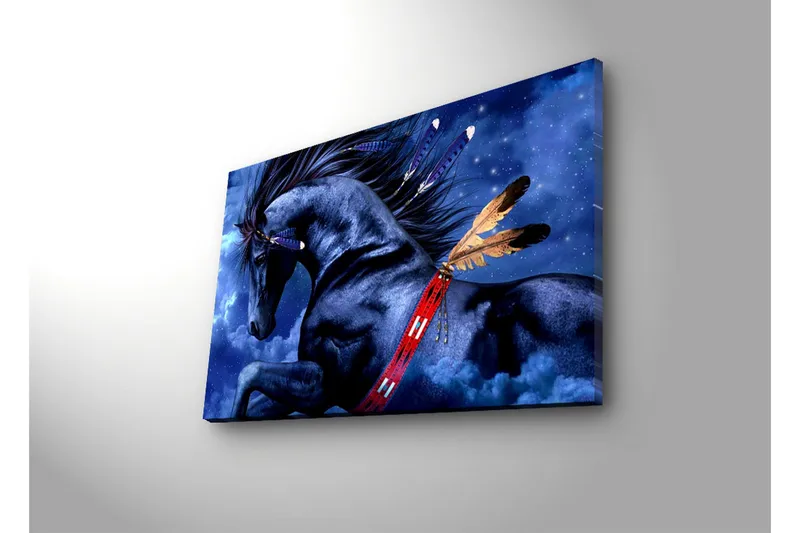 Canvastavla med LED-belysning 45x70 cm - Stolt svart häst med fjädrar i en drömlik nattmiljö - Svart / Blå / Brun - Inredning - Tavlor & konst - Canvastavlor