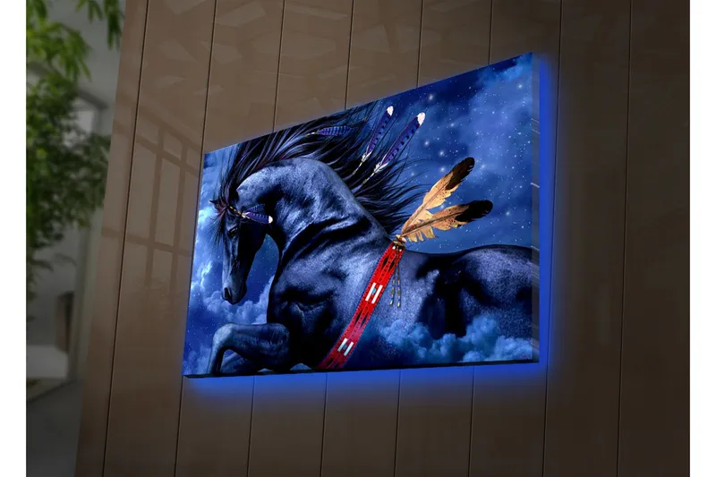 Canvastavla med LED-belysning 45x70 cm - Stolt svart häst med fjädrar i en drömlik nattmiljö - Svart / Blå / Brun - Inredning - Tavlor & konst - Canvastavlor