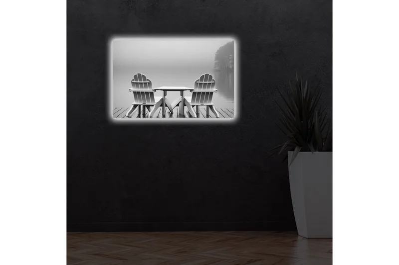 Canvastavla med LED-belysning 45x70 cm - Två vita stolar vid en stilla sjö - Vit / Grå - Inredning - Tavlor & konst - Canvastavlor