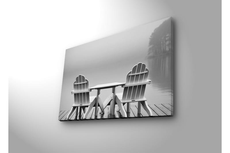 Canvastavla med LED-belysning 45x70 cm - Två vita stolar vid en stilla sjö - Vit / Grå - Inredning - Tavlor & konst - Canvastavlor
