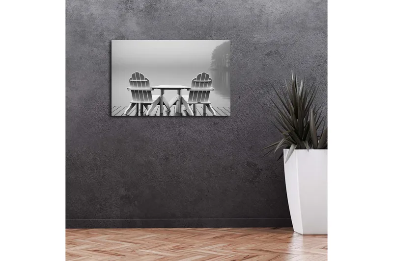 Canvastavla med LED-belysning 45x70 cm - Två vita stolar vid en stilla sjö - Vit / Grå - Inredning - Tavlor & konst - Canvastavlor