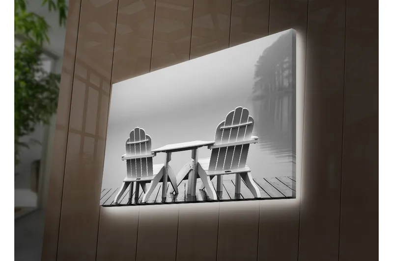 Canvastavla med LED-belysning 45x70 cm - Två vita stolar vid en stilla sjö - Vit / Grå - Inredning - Tavlor & konst - Canvastavlor