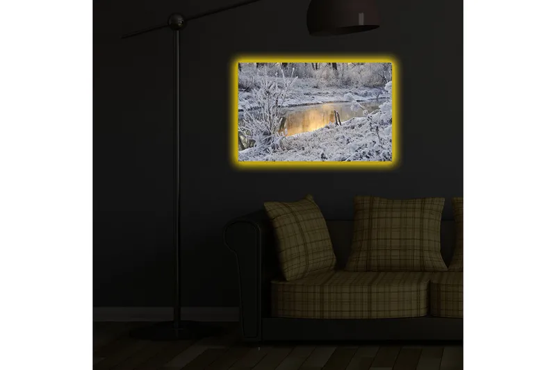 Canvastavla med LED-belysning 45x70 cm - Vinterlandskap med snöklädda träd och en spegelblanka yta av vatten - Vit / Grå / Ljusblå - Inredning - Tavlor & konst - Canvastavlor