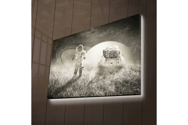 Canvastavla med LED-belysning - Astronaut i en futuristisk landskap med en rymdfarkost, Svart / Vitt / Grått