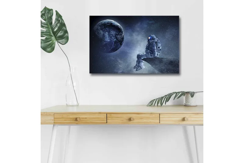 Canvastavla med LED-belysning - Astronaut som sitter på en klippa med jorden i bakgrunden - Mörkblå / Grå / Vit - Inredning - Tavlor & konst - Canvastavlor