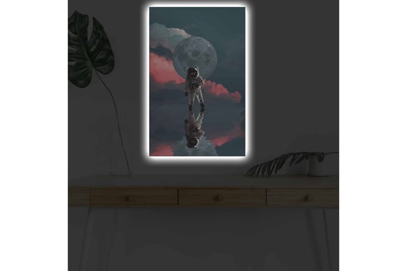 Canvastavla med LED-belysning - Astronaut som svävar i en drömlik rymdmiljö med en stor måne i bakgrunden - Mörkblå / Rosa / Grå - Inredning - Tavlor & konst - Canvastavlor