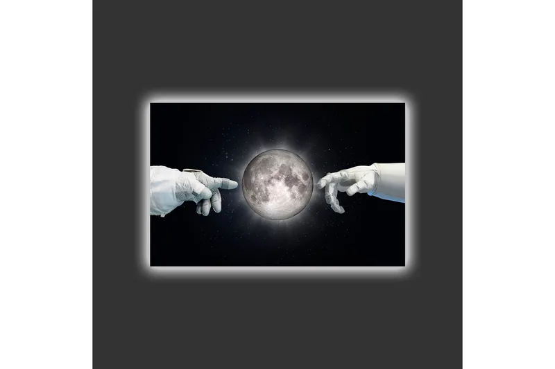 Canvastavla med LED-belysning - Astronauthänder som sträcker sig mot månen - Svart / Vit / Grå - Inredning - Tavlor & konst - Canvastavlor
