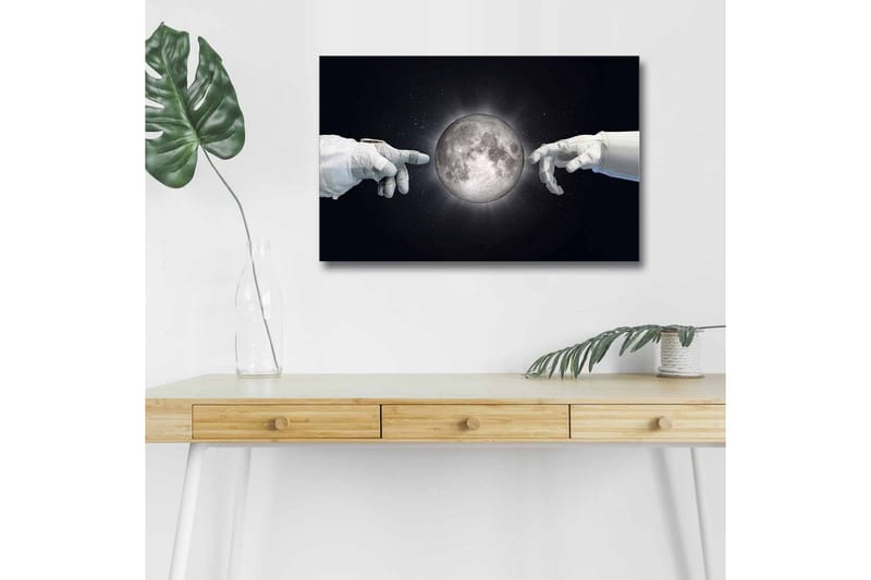 Canvastavla med LED-belysning - Astronauthänder som sträcker sig mot månen - Vit / Svart / Grå - Inredning - Tavlor & konst - Canvastavlor