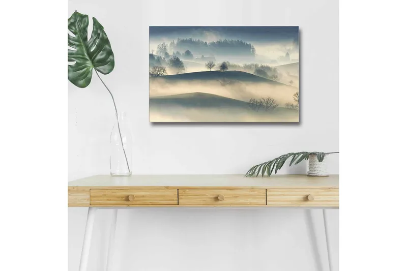 Canvastavla med LED-belysning - Dimma över böljande landskap med ensamma träd, Grå / Blå / Beige